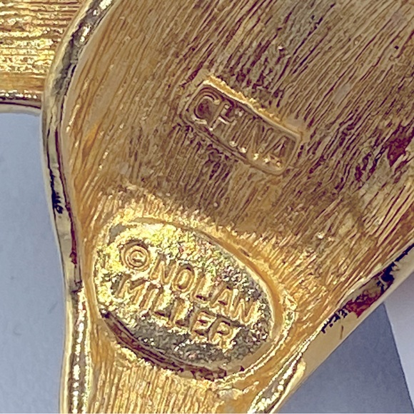 Vintage Nolan Miller Gold Tone Creamy Enamel And Clear Rhinestones Floral Brooch - Picture 4 of 9